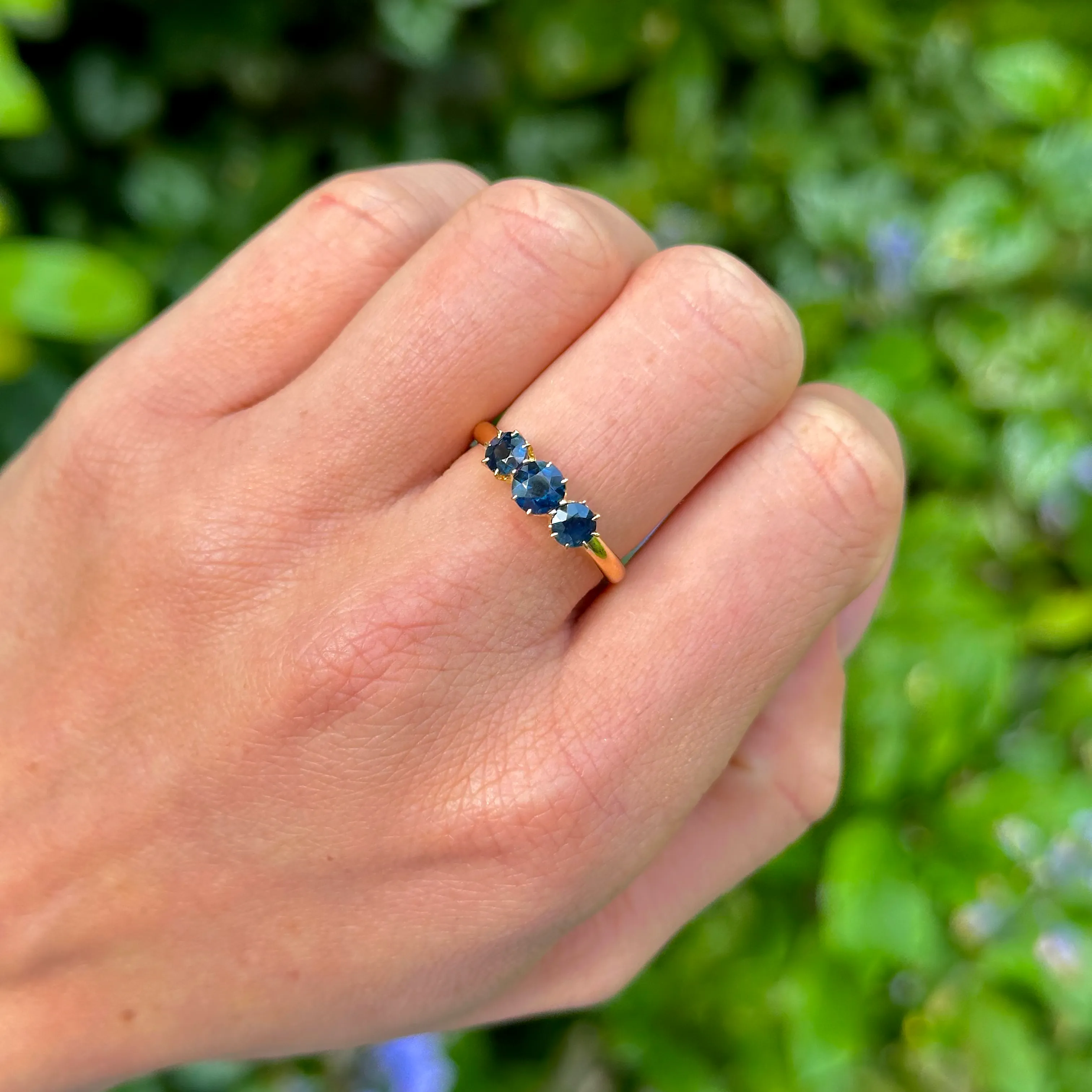 Antique, Edwardian sapphire three-stone ring, 18ct yellow gold