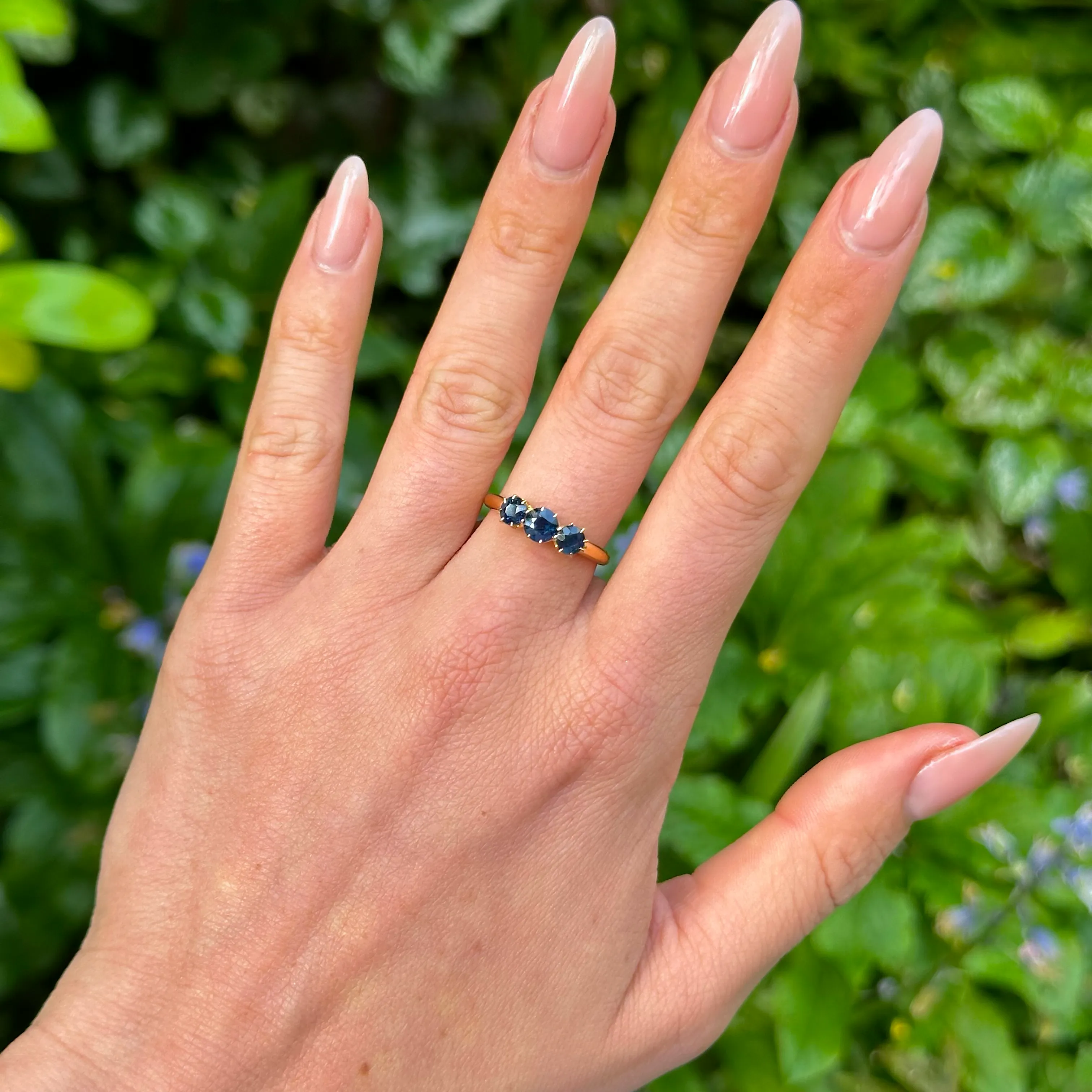 Antique, Edwardian sapphire three-stone ring, 18ct yellow gold
