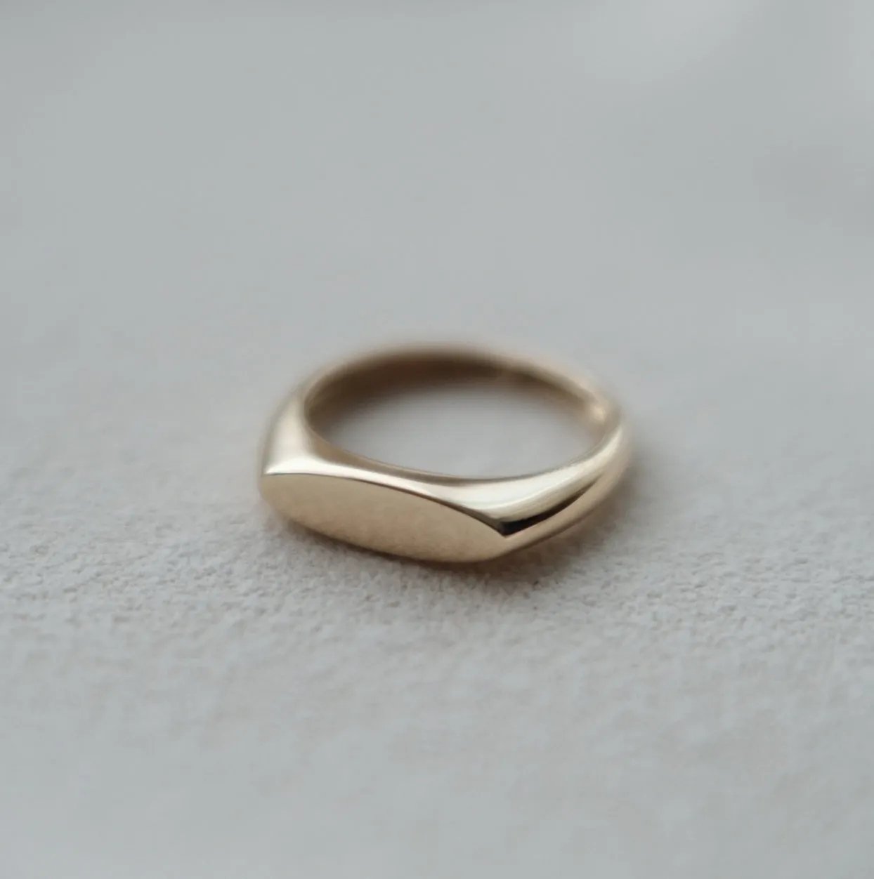 AUBE OVAL PINKY SIGNET RING