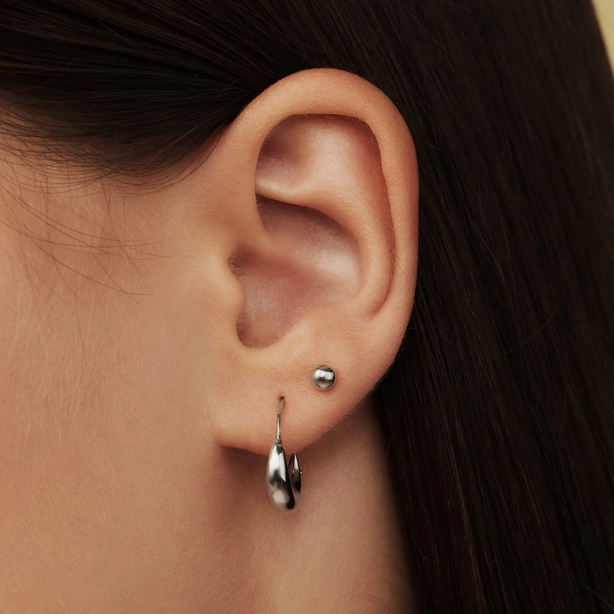 Saint Germain Nadie 14 karat white gold ear studs with sphere