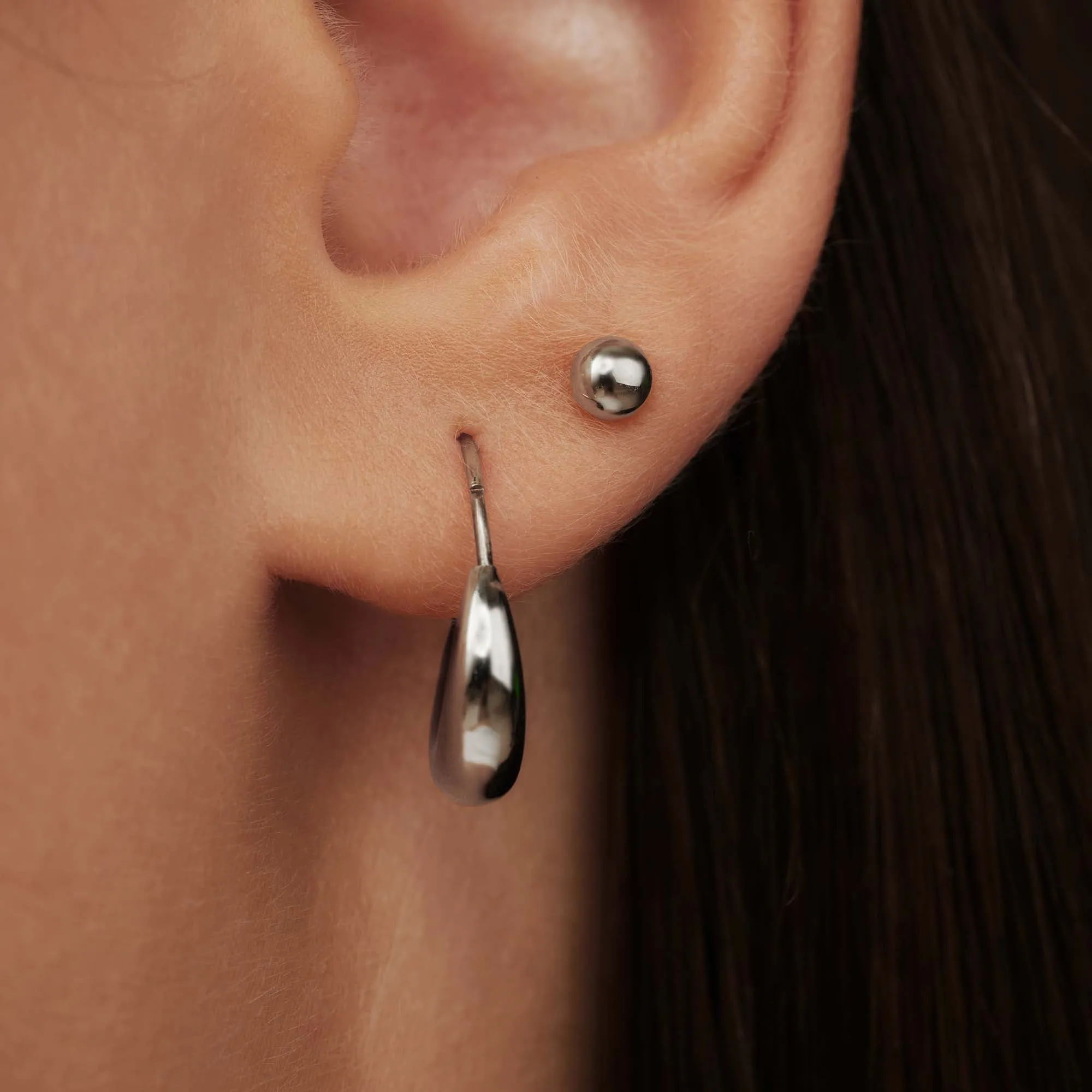 Saint Germain Nadie 14 karat white gold ear studs with sphere