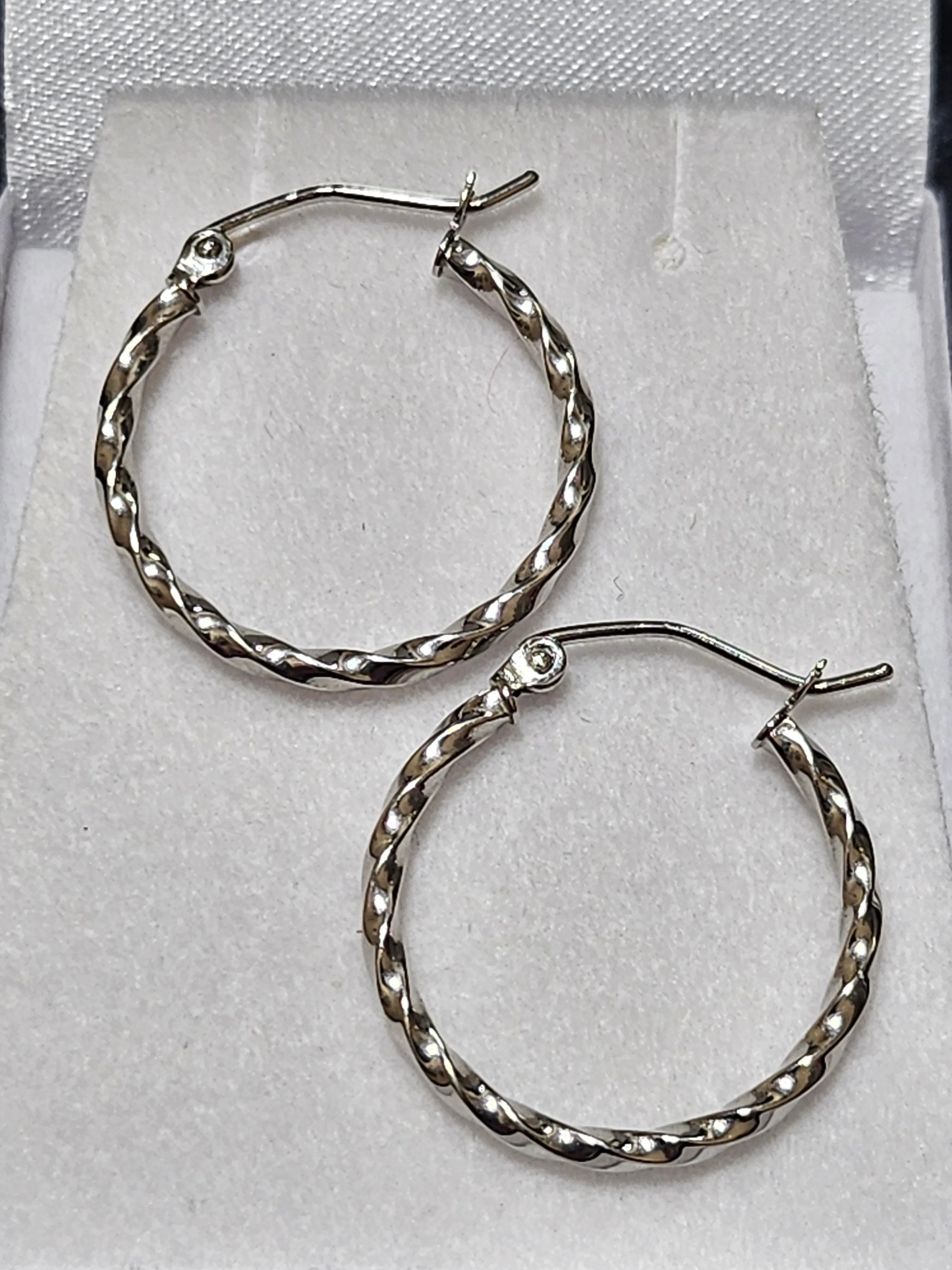 White Gold Twisted Hoop Earrings - 14Kt - TE565